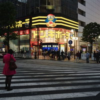 横浜・伊勢佐木長者町のドンキー前の横断歩道と電飾看板の写真
