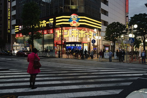 横浜・伊勢佐木長者町のドンキー前の横断歩道と電飾看板