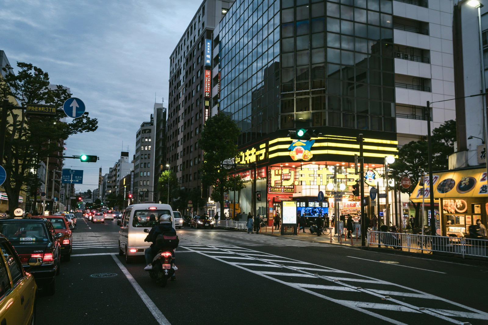 夜の伊勢佐木長者町でドンキホーテの電飾看板が光る車道