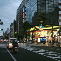 ドンキホーテの電飾看板が光る伊勢佐木長者町の夜間車道の写真
