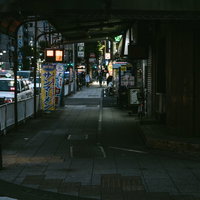 閑散とした時間帯の伊勢佐木長者町商店街の歩道の写真