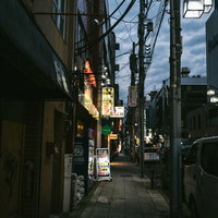 伊勢佐木長者町の路地に並ぶ看板と昭和レトロな街並みの写真