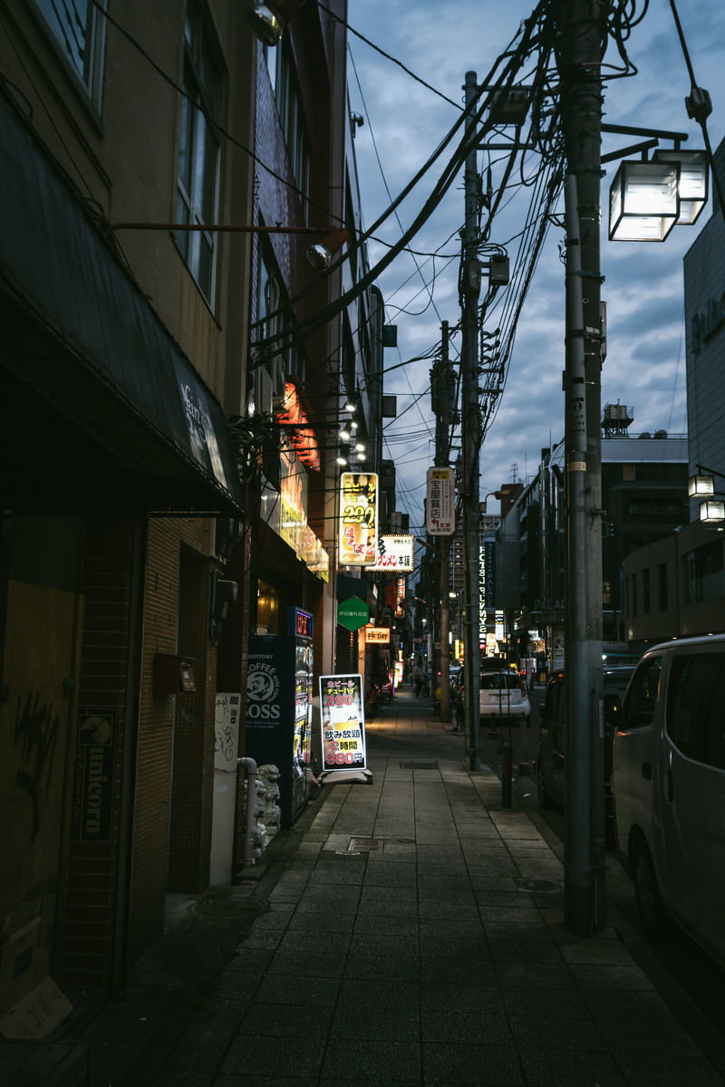 伊勢佐木長者町の路地で夕暮れ時に撮影された看板と街並み