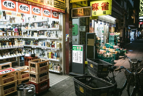 横浜伊勢佐木長者町の福富町で営業する酒屋と八百屋