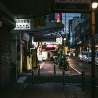 福富町国際通り商店街の路地に灯る韓国語と日本語の看板の写真