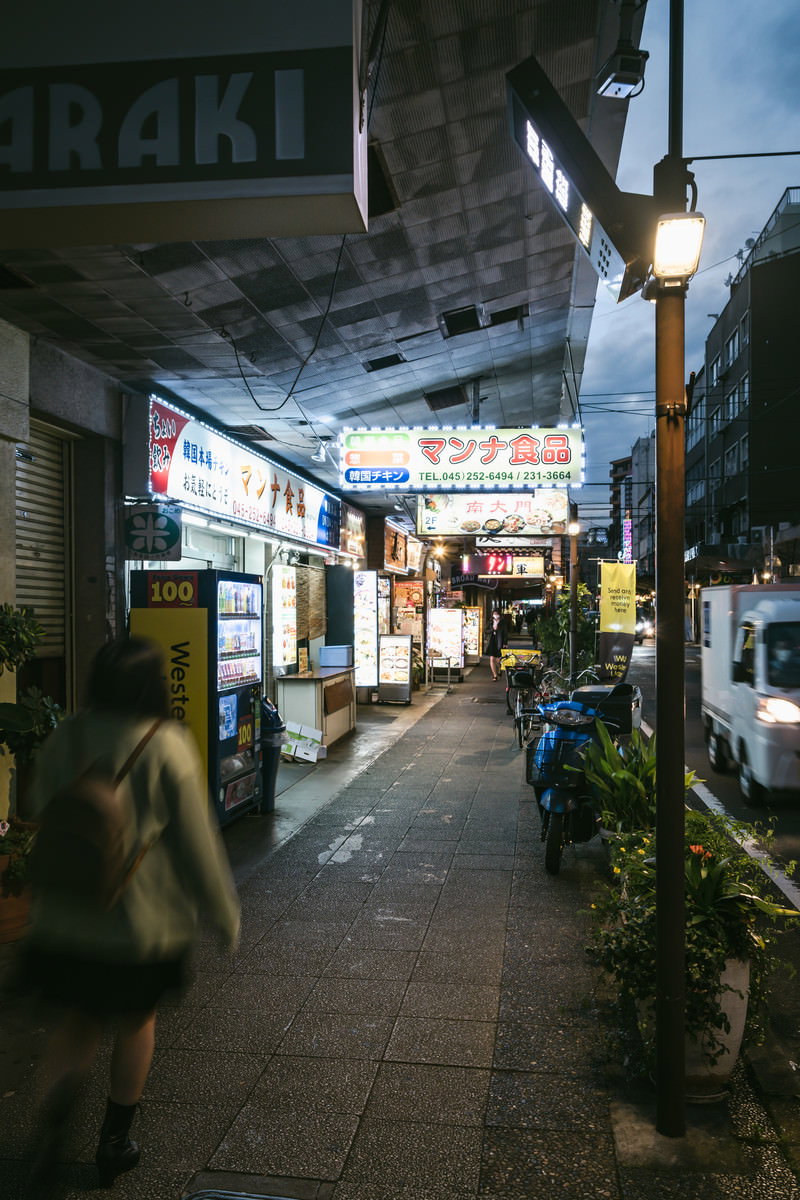 福富町国際通り商店街のアーケード街で電飾看板が灯る夕暮れ時の風景