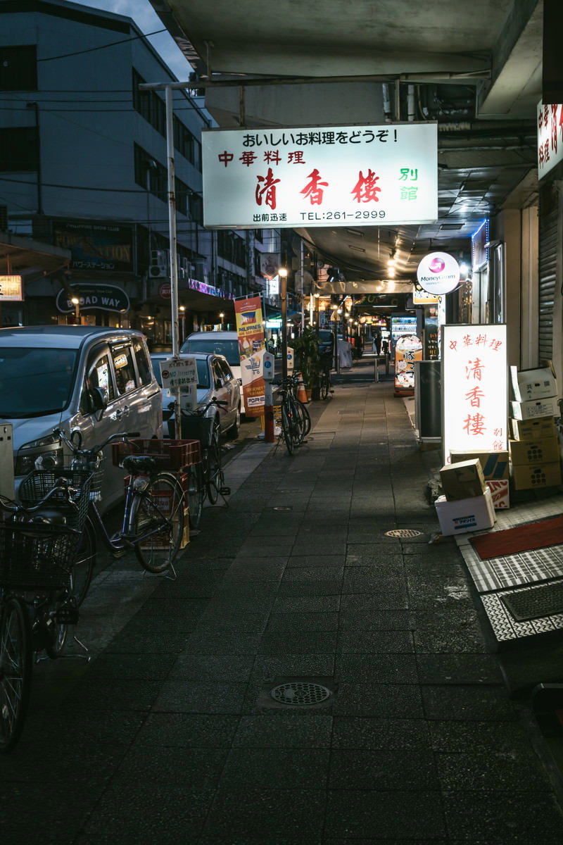 電飾看板が灯る横浜コリアタウンの夜の商店街風景