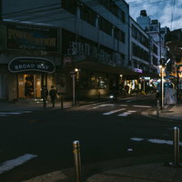 横浜伊勢佐木長者町福富町のブロードウェイ前交差点の写真