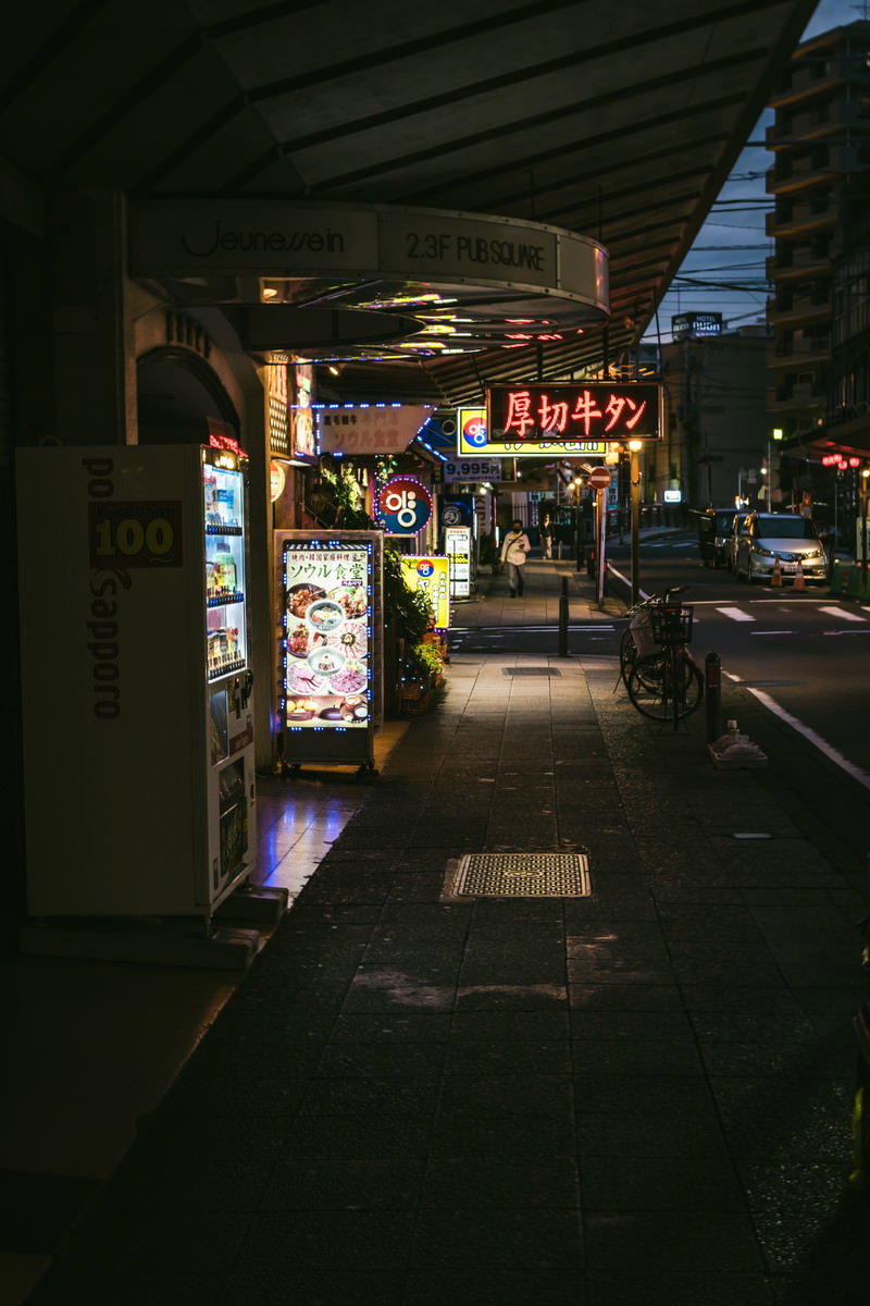 横浜福富町コリアンタウンの夜の電飾看板と路地