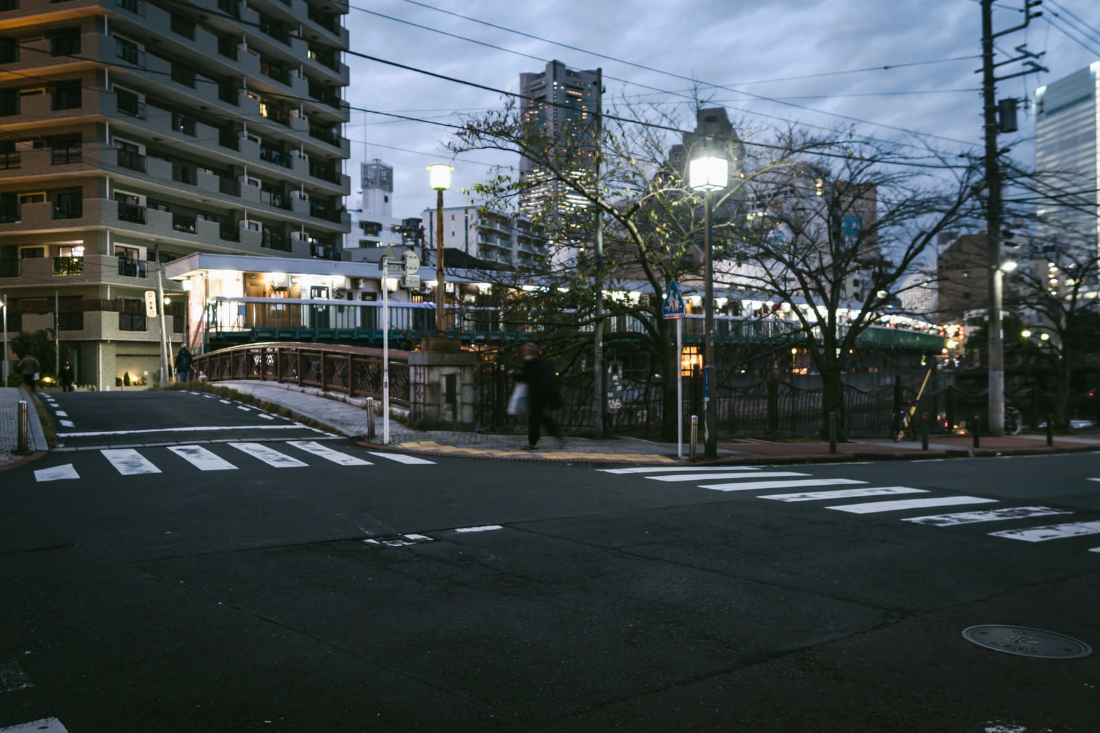 夕暮れ時の横浜伊勢佐木長者町の住宅街交差点風景
