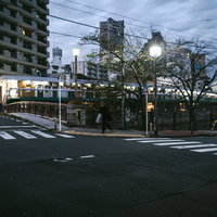 宮川橋と野毛都橋商店街（ハーモニカ横丁）の夕暮れ時の街角の写真