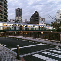 伊勢佐木長者町の野毛を繋ぐ宮川橋前の横断歩道と進入禁止標識の写真