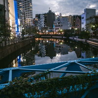 水鏡に映る伊勢佐木長者町の夜の街並みと青い橋の写真