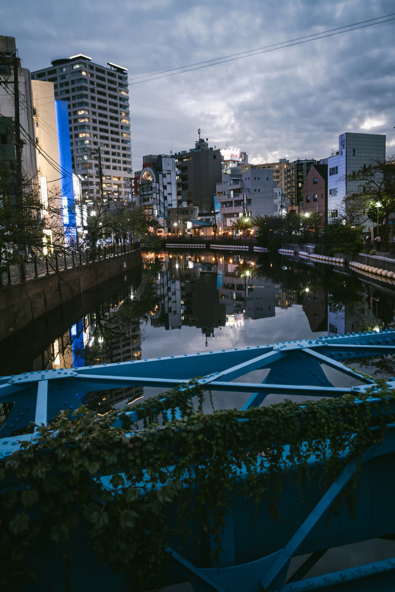 川面に映る伊勢佐木長者町の高層ビル群と青い橋の夜景