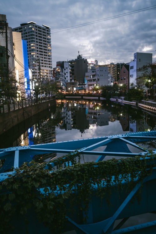 水鏡に映る伊勢佐木長者町の夜の街並みと青い橋