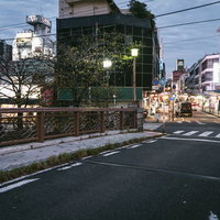 コリアンタウン方面（福富町）へ向かう大岡川に架かる都橋の夕景の写真