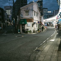 伊勢佐木長者町の路地に店が並ぶ都橋商店街の写真