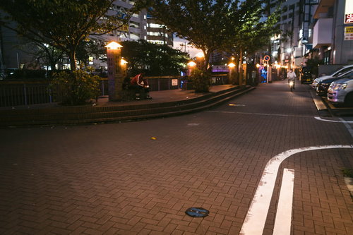 大岡川側の伊勢佐木長者町、夜の路地の街灯と建物