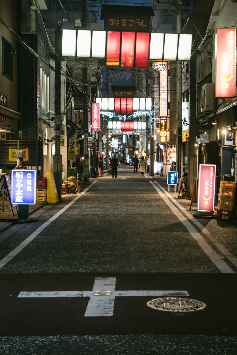 夜の野毛小路で電飾看板が光る狭い路地裏の風景