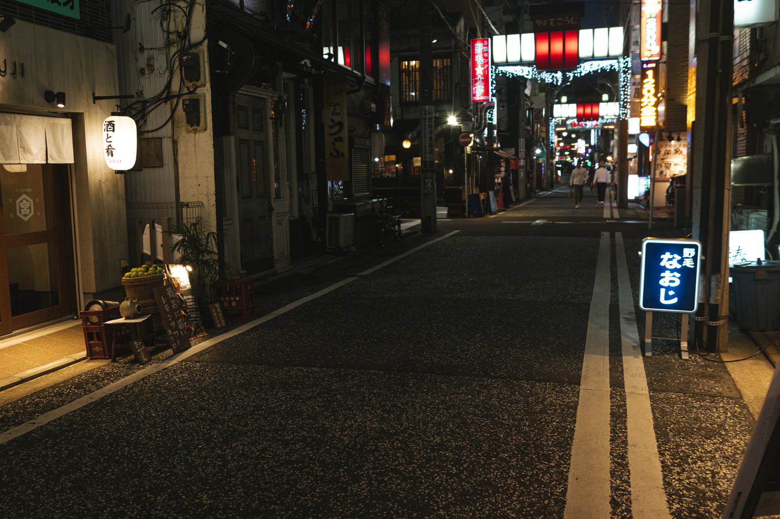 夜の野毛小路で光る電飾看板と暗い路地の風景