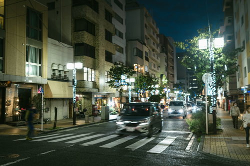 伊勢佐木長者町の夜景、街灯に照らされた横断歩道を通過する車