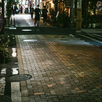 街灯に照らされる伊勢佐木長者町の路地の写真