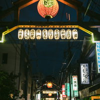 横浜・野毛たべもの横丁を彩る赤い提灯と電飾看板の写真