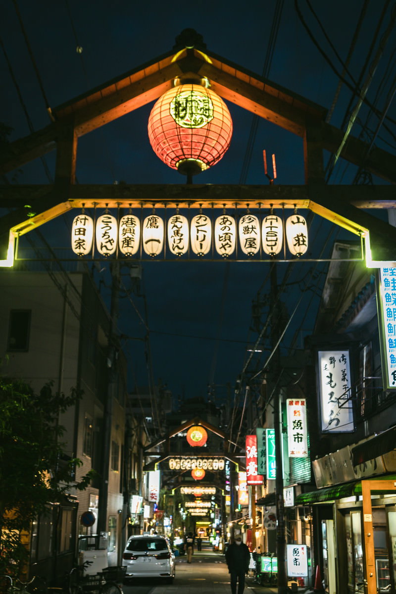 野毛たべもの横丁の夜景、赤い提灯と電飾看板が並ぶ