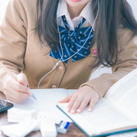 受験勉強に励む女子高生の勉強風景 制服姿で机に向かう学習風景の写真