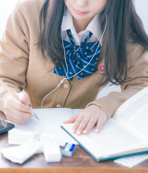 受験勉強に励む女子高生の勉強風景 制服姿で机に向かう学習風景