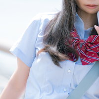 暑いから水分補給しょ、ポカリスウェットを飲む女子高生の写真