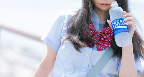 暑いから水分補給しょ、ポカリスウェットを飲む女子高生