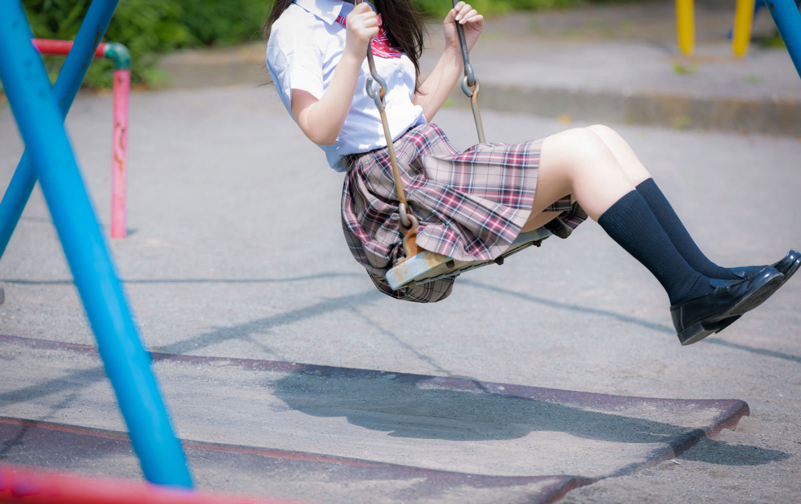 制服姿でブランコに座りこぐ女子高生の下半身［モデル：石投げて美奈代］