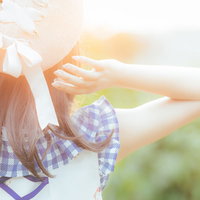 夕焼けに浮かぶ帽子姿の女性のラブリーなシルエットの写真