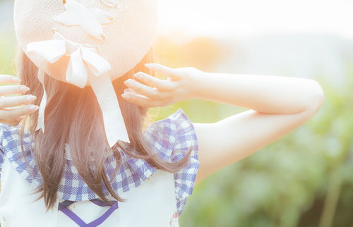 夕焼けに浮かぶ帽子姿の女性のラブリーなシルエット