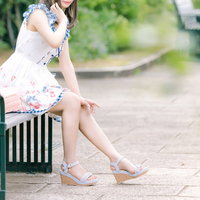 公園のベンチに座る彼女（首元を蚊に刺されてかゆい）の写真