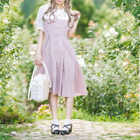 お待たせ森ガール、ピンクの薔薇咲く庭で春の散歩の写真