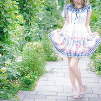 新緑のお庭をお散歩するふりふり森ガール〜ナチュラルファッション〜の写真