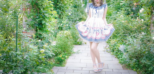 新緑のお庭をお散歩するふりふり森ガール〜ナチュラルファッション〜