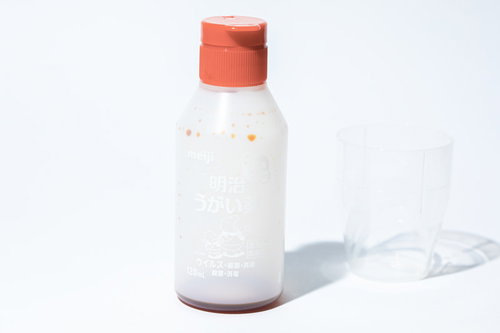 明治うがい薬と計量カップ