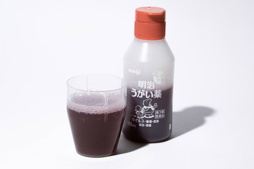 うがい薬を透明なコップにうつして希釈する