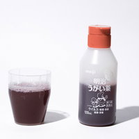 うがい薬で感染症予防、赤いキャップのボトルとコップの写真