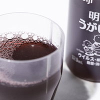 茶色いうがい薬イソジンをコップに注いだ状態の写真