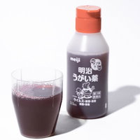 イソジンうがい薬とコップ、ポビドンヨードによる殺菌消毒の写真