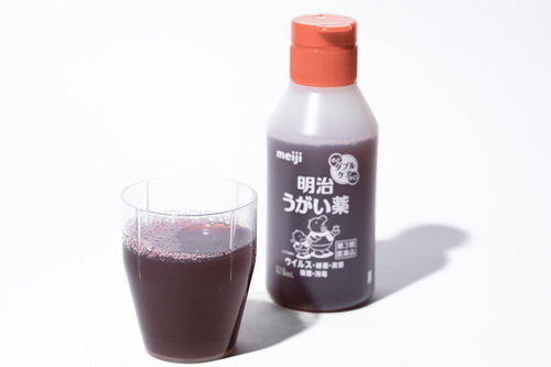 イソジンうがい薬とコップ、ポビドンヨードによる殺菌消毒