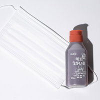 うがい薬とマスクによるウイルス対策と感染症予防の写真