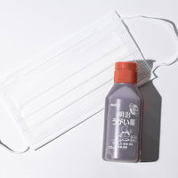 マスクをつけてうがいもしよう。白いマスクと茶色いイソジンの写真