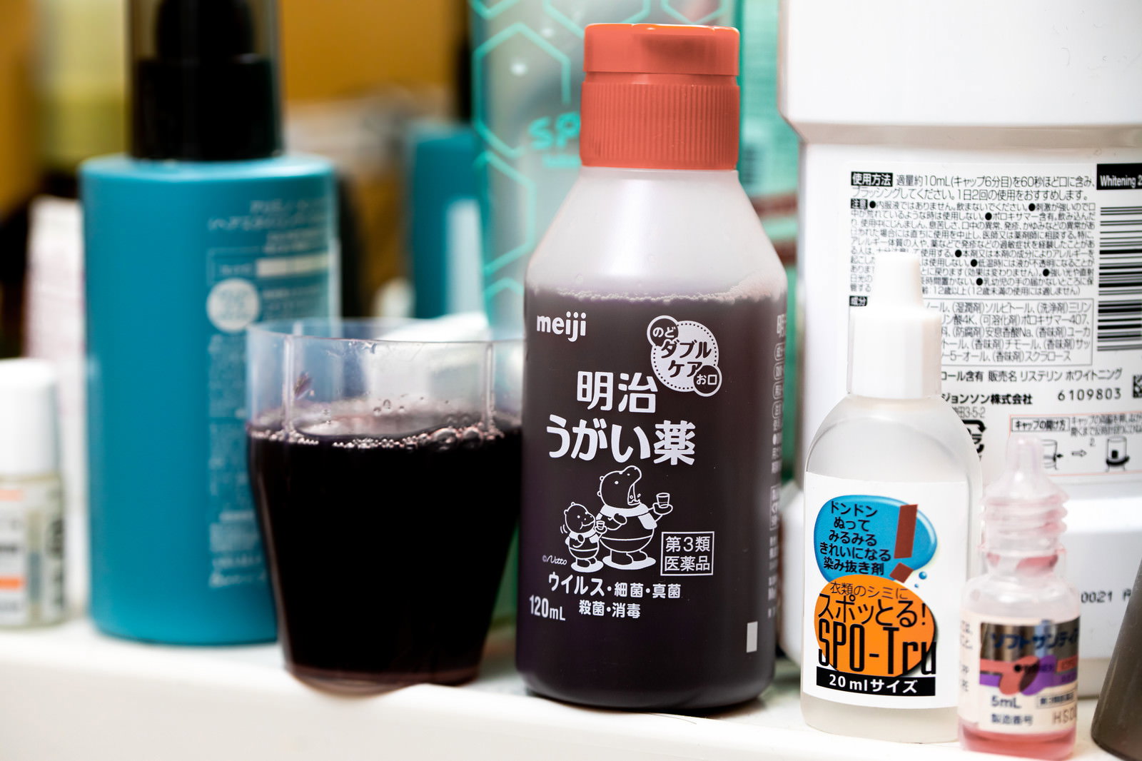 洗面台に並ぶイソジンなどのうがい薬とボトル類