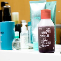 洗面台に置かれたイソジンうがい薬のボトルの写真