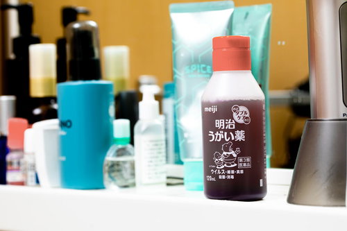 洗面台に置かれたイソジンうがい薬のボトル